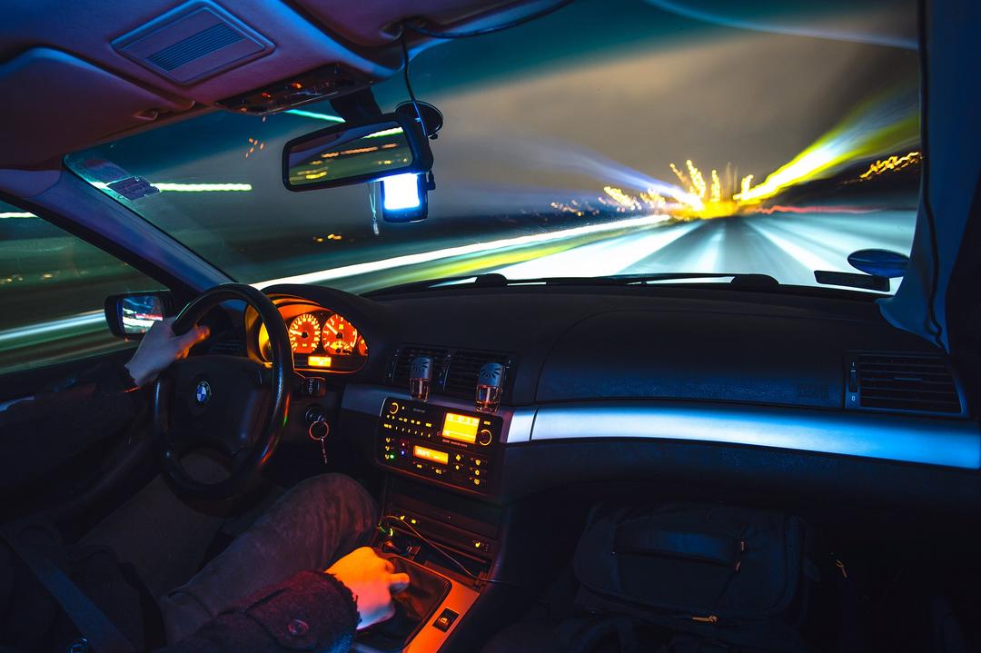 Motorista que dirige em alta velocidade pode perder o seguro em caso de acidentes