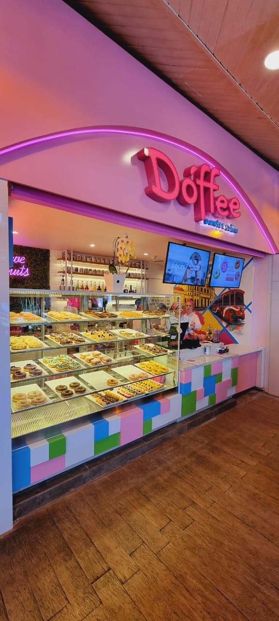 Doceria oferece mais de 25 sabores de donuts em sua nova loja