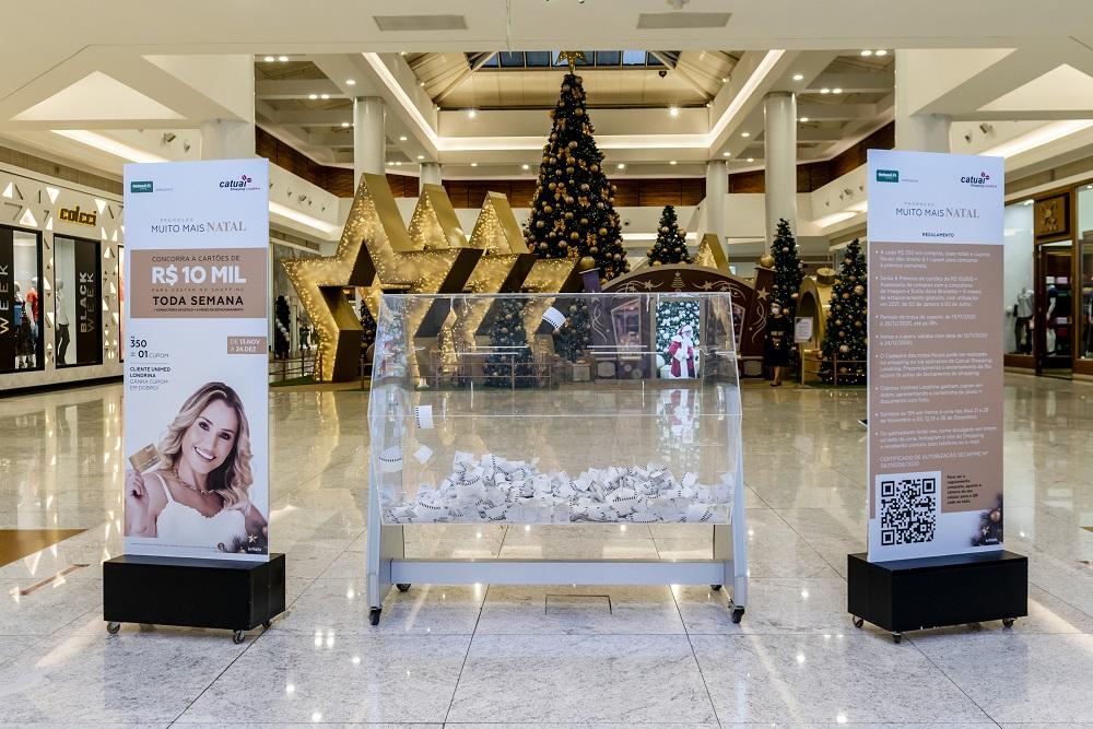 Catuaí Shopping entrega cartões de R$ 10 mil da campanha de Natal