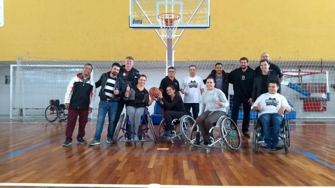 Colégio de Curitiba promove jogo de basquete entre time de paratletas e comunidade