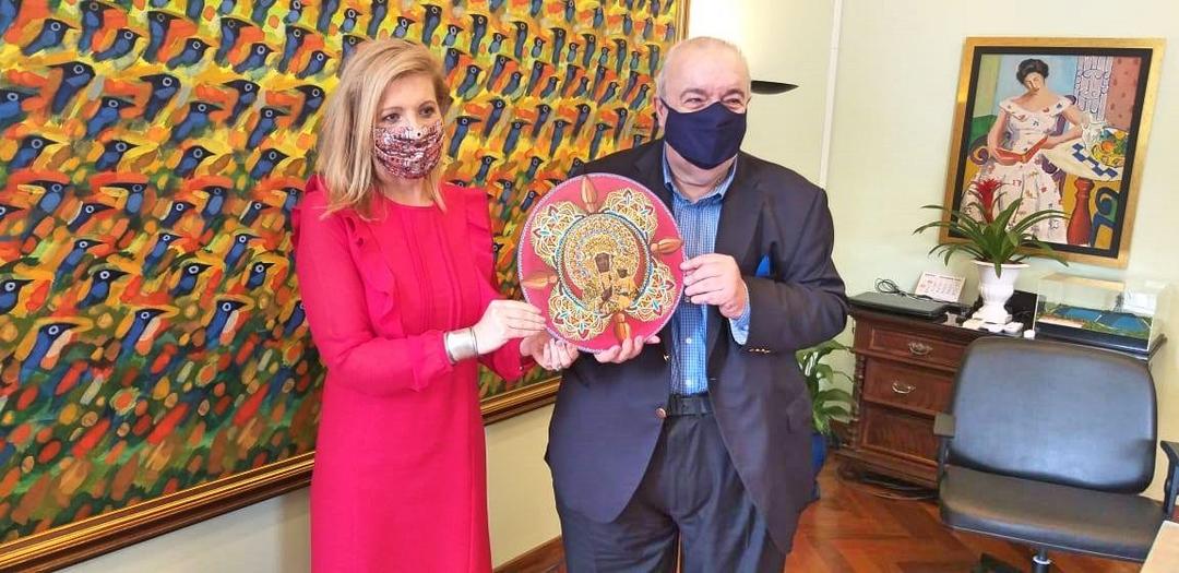 Prefeito Greca recebe obra do artista curitibano Eloir Jr., das mãos da Cônsul da Polônia, Sra. Marta Olkowska