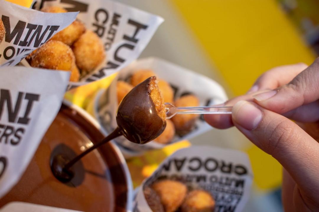 Coxinha lovers lança opções de fondue de cheddar e Nutella com mini salgadinhos recheados