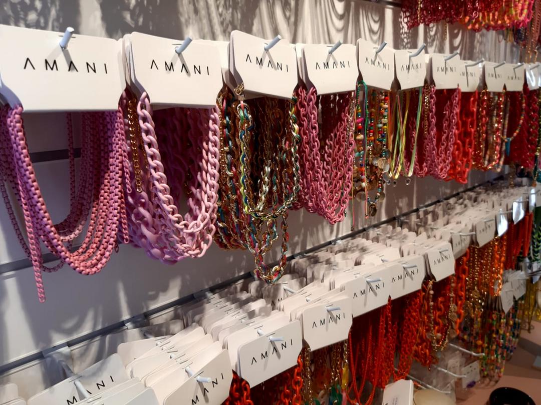 Nova loja do Shopping Estação oferece colares, brincos e pulseiras com valores de até R$35
