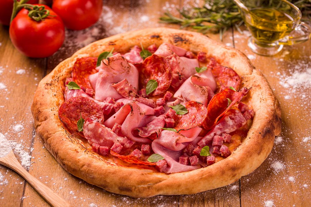 Pizza sem delivery: Chef ensina receita com embutidos suínos para fazer em casa