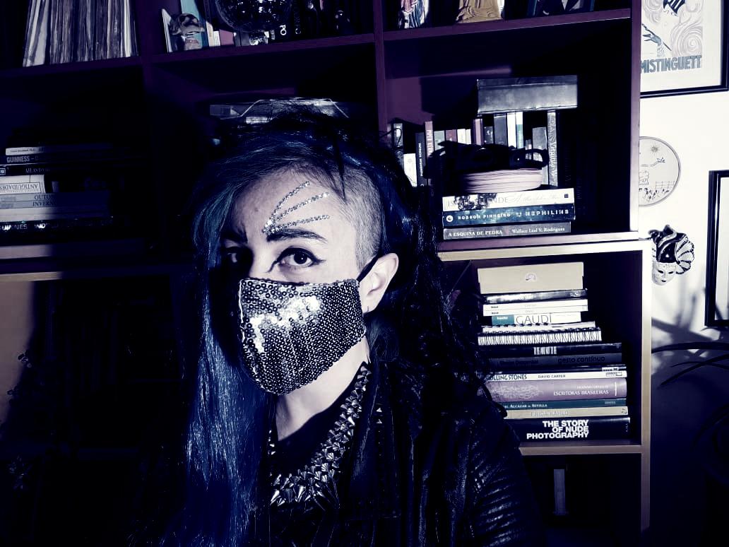 Jo Mistinguett faz live para lançar o hino lesbofeminista Destroy the Music - Dykes
