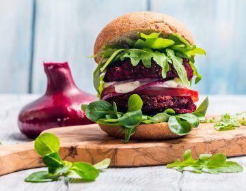 Dia do Hambúrguer: três saborosos preparos vegetarianos e veganos para inovar na data