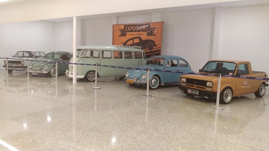 Exposição de carros antigos é atração no Ventura Shopping