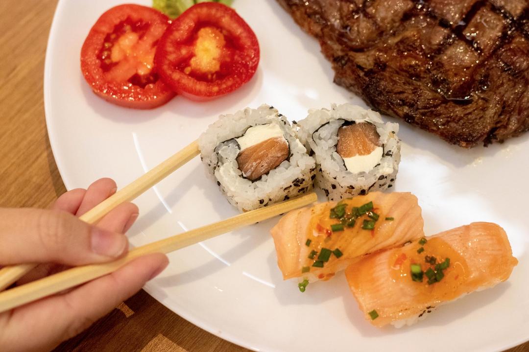 Dussin amplia buffet com especialidades da culinária japonesa