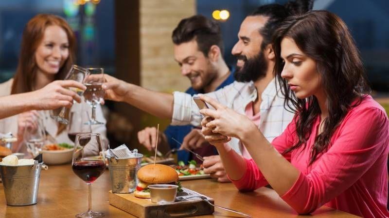Bistrô de Curitiba oferece sobremesa gratuita a casais que não usarem celular durante o jantar