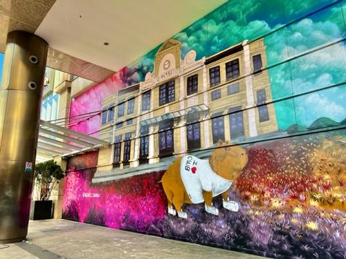 Mural gigante em fachada de shopping homenageia Curitiba