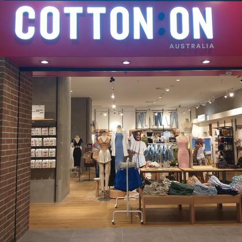 Cotton On, maior varejista de moda da Austrália, abre nova loja em Curitiba