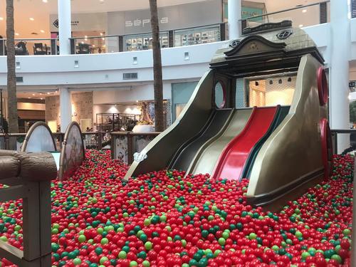 Favorita das crianças, piscina de bolinhas gigante volta ao Shopping Crystal com a temática de Natal