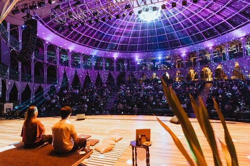 Projeto curitibano reúne 300 pessoas em evento inédito de meditação na Ópera de Arame
