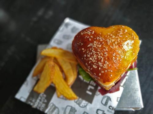 Chelsea celebra Dia dos Namorados com um burger em formato de coração