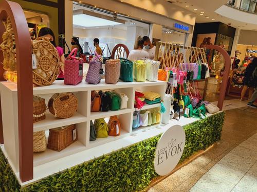 Marca curitibana abre quiosque com mais de 100 modelos de bolsas