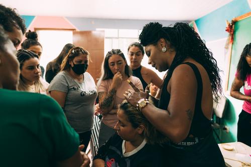 Mulheres periféricas realizam curso de tranças de forma gratuita em Curitiba (PR)