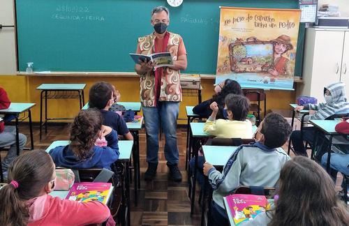 Dupla levou projeto de contação de histórias para mais de 4 mil “curitibinhas” da rede municipal de ensino
