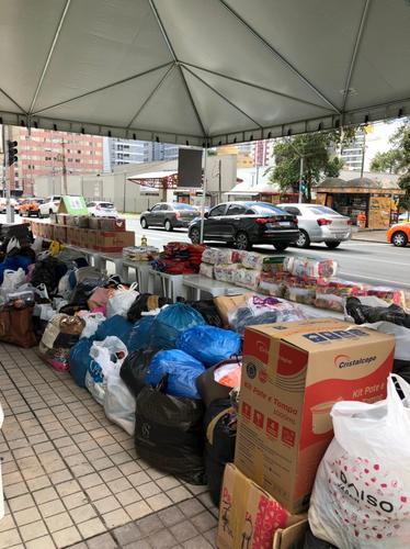 Prefeitura e shopping arrecadam mais de 1.400 peças de roupas e 200 quilos de alimento